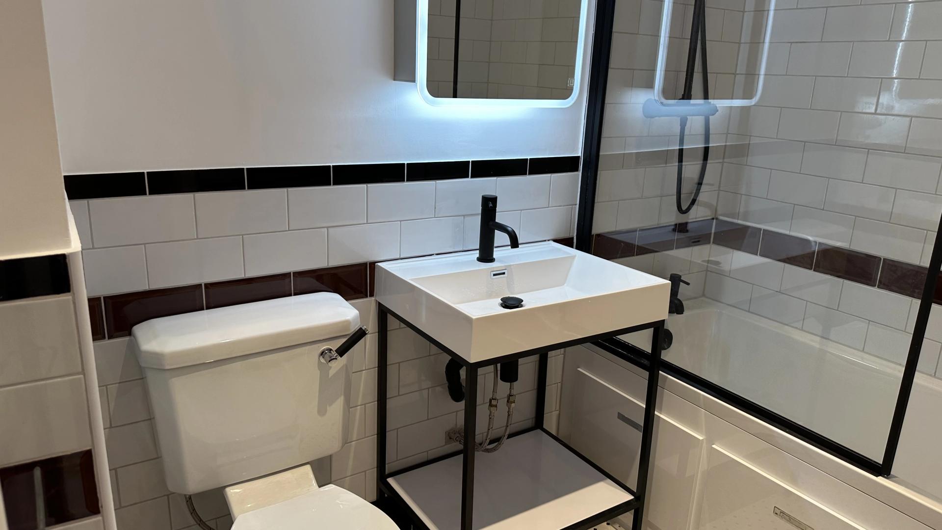 Art Deco Bathroom Design: 1920s Glamour for Modern Homes